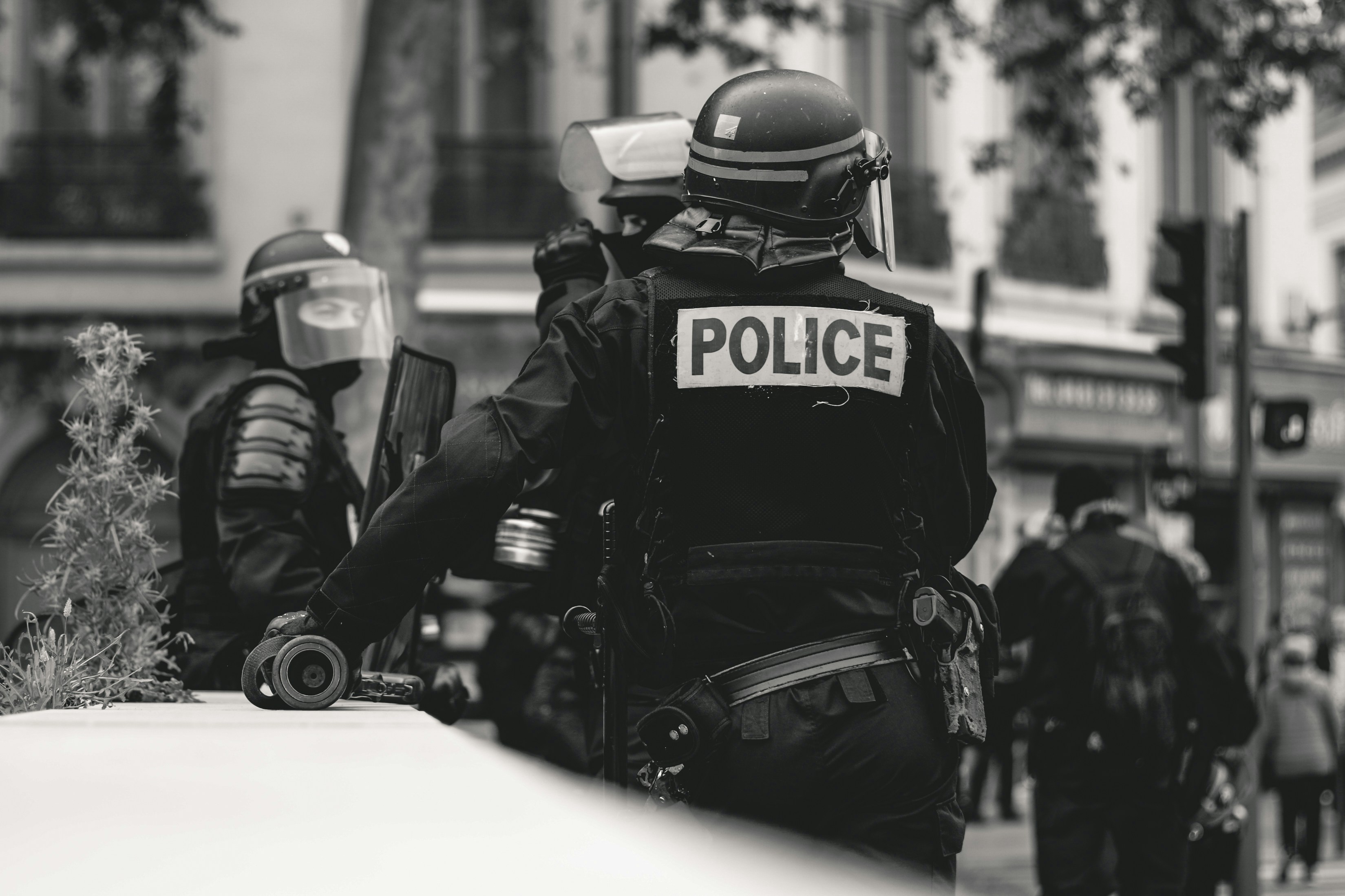 Policiers en intervention, photographie en noir et blanc