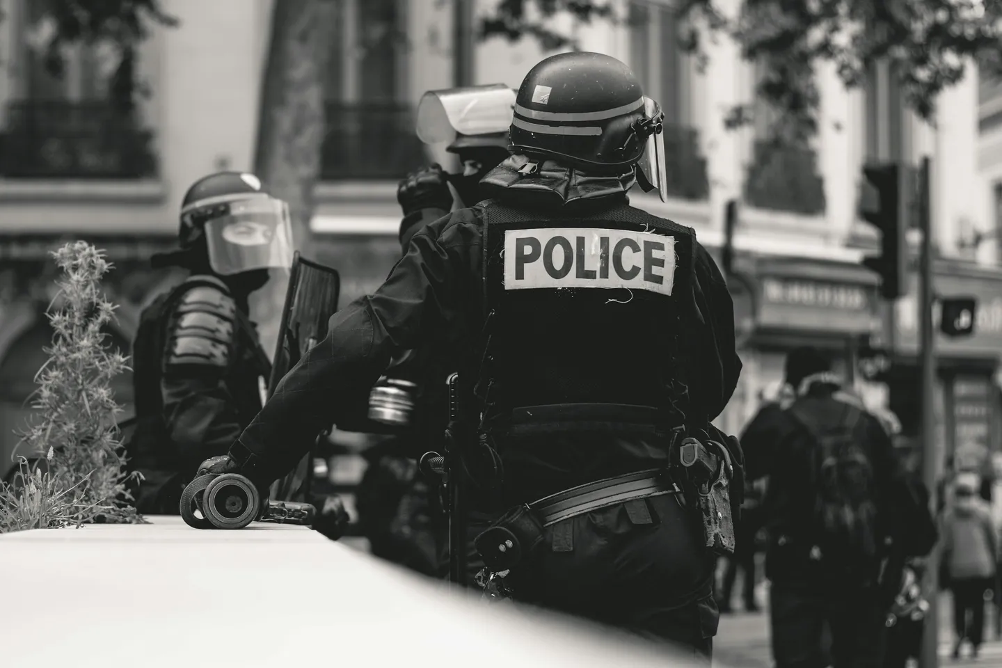 Policiers en intervention, photographie en noir et blanc