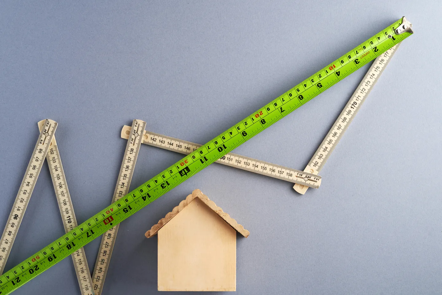 Relevé de mesures sur le plan d’une maison, symbole de l’étude du marché résidentiel
