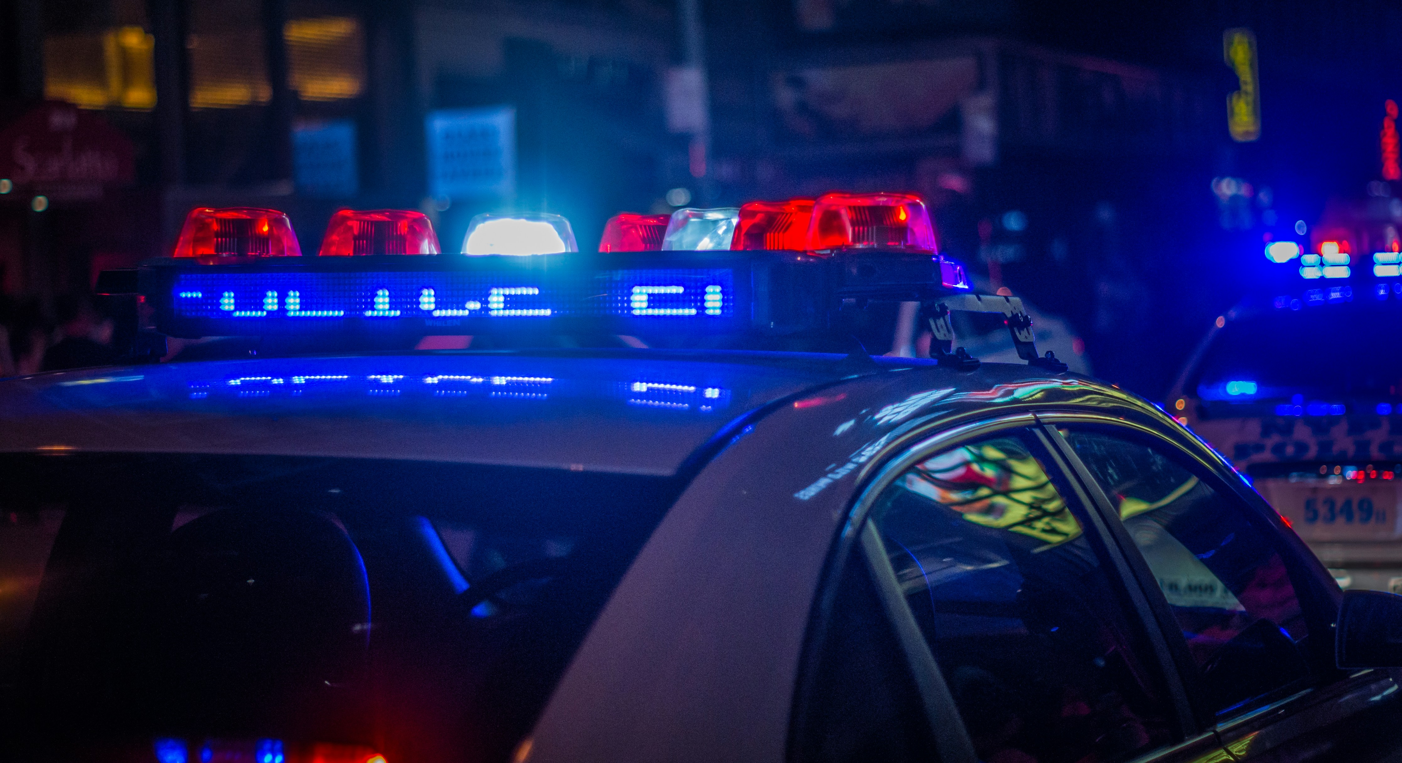 Véhicule de police nationale stationné dans une rue