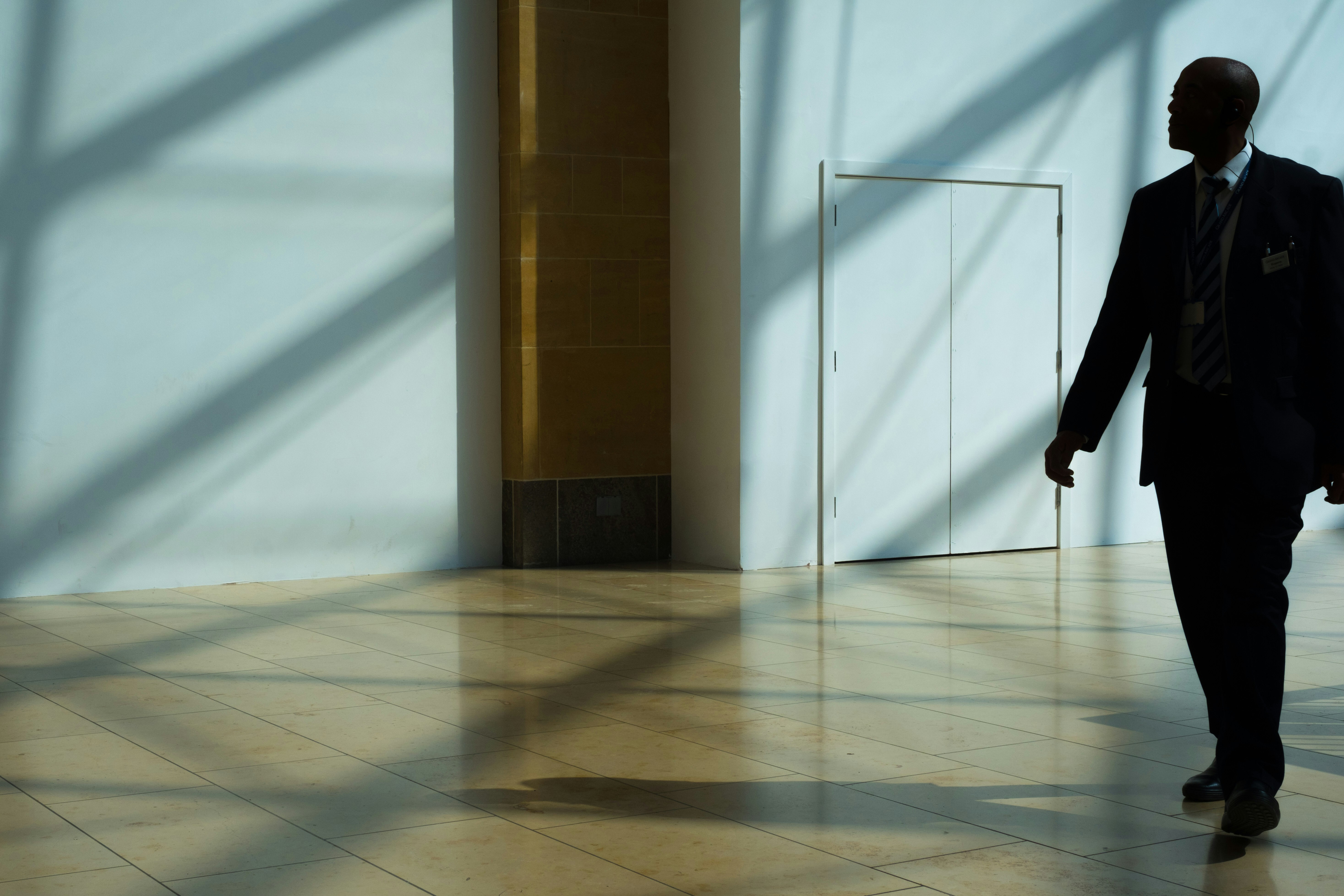 Couloir d’immeuble vide et faiblement éclairé
